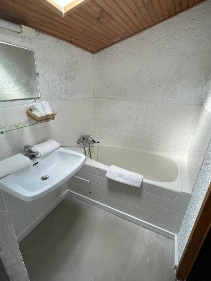 Hotel La Fontaine Saint-Martin-de-Brômes Extérieur photo