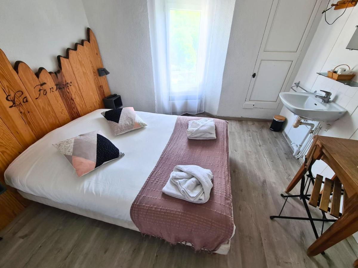 Hotel La Fontaine Saint-Martin-de-Brômes Extérieur photo