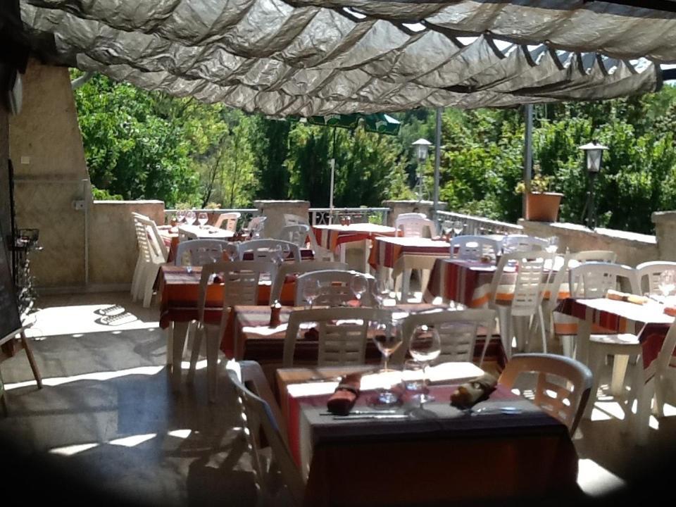Hotel La Fontaine Saint-Martin-de-Brômes Extérieur photo
